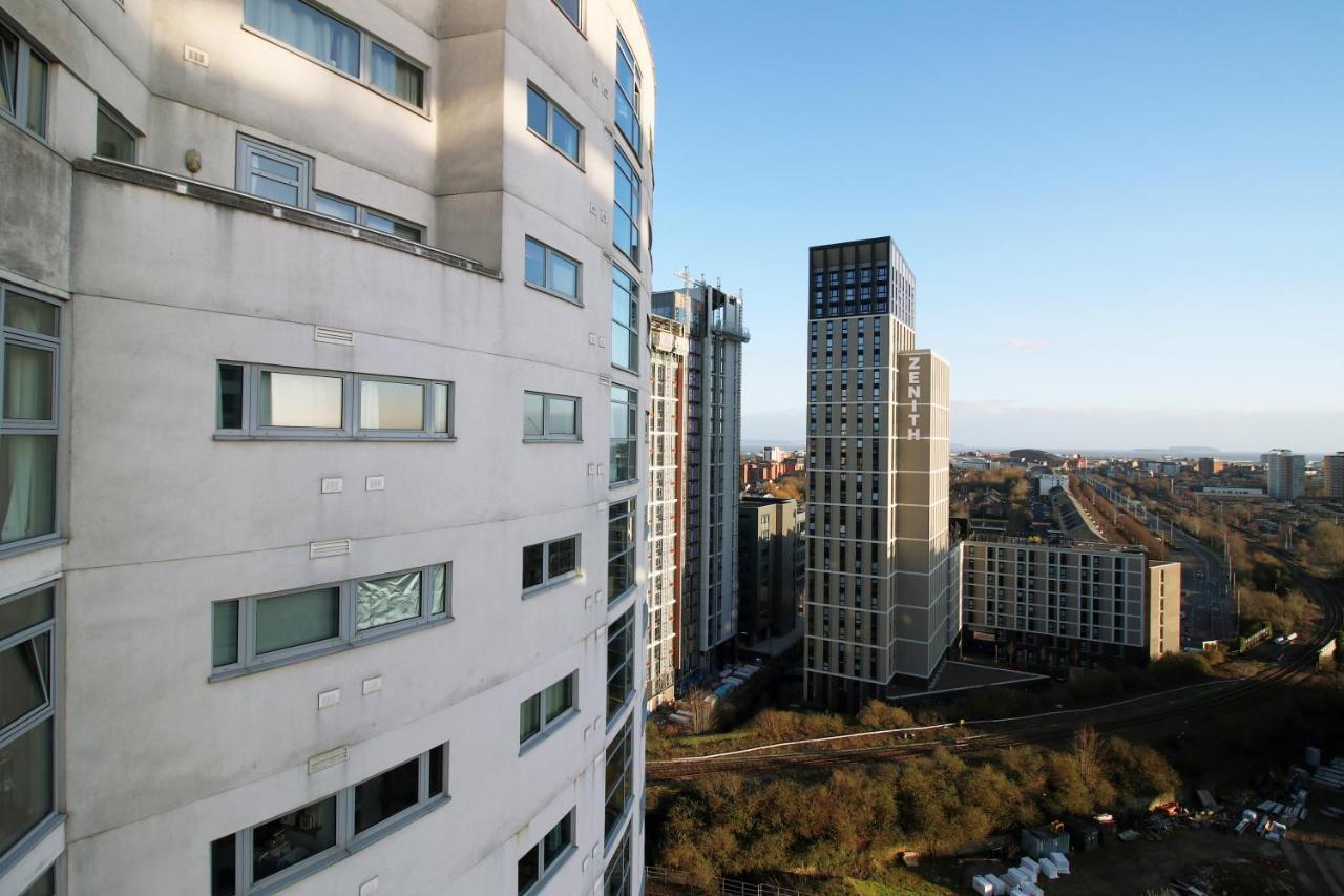 The Skyline - Luxury City Centre Flat With Designated Parking 카디프 외부 사진