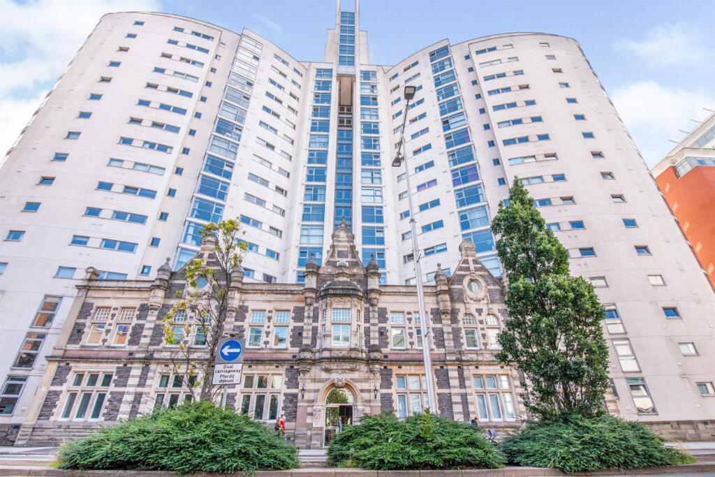 The Skyline - Luxury City Centre Flat With Designated Parking 카디프 외부 사진